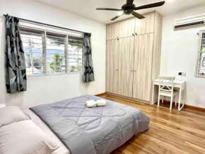Corner Homestay with Garden and Private Parking
